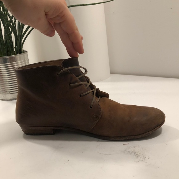 Nisolo Ladies brown suede Chukka boot wood heel - Picture 5 of 8